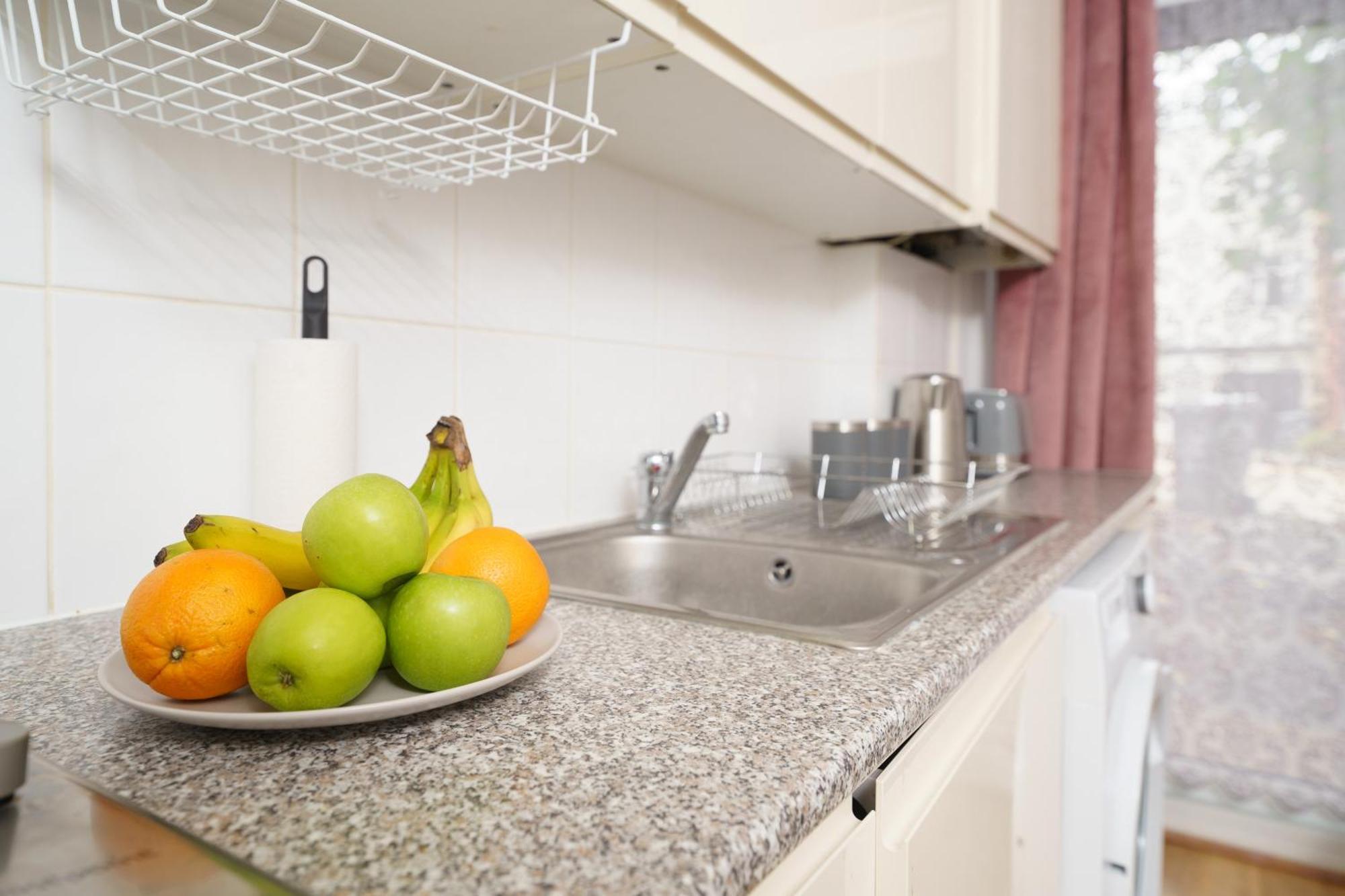 Апартаменти Cozy 2-Bed Garden Flat, With Free Private Parking, Wembley Лондон Екстер'єр фото